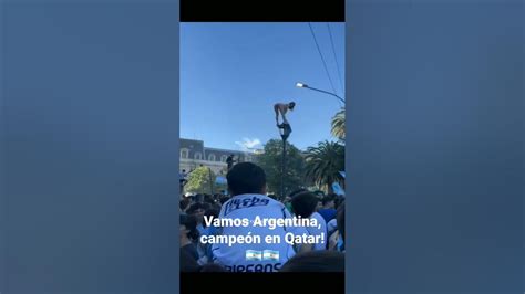 argentina desnuda|Video: una argentina festejó haciendo topless en el estadio.